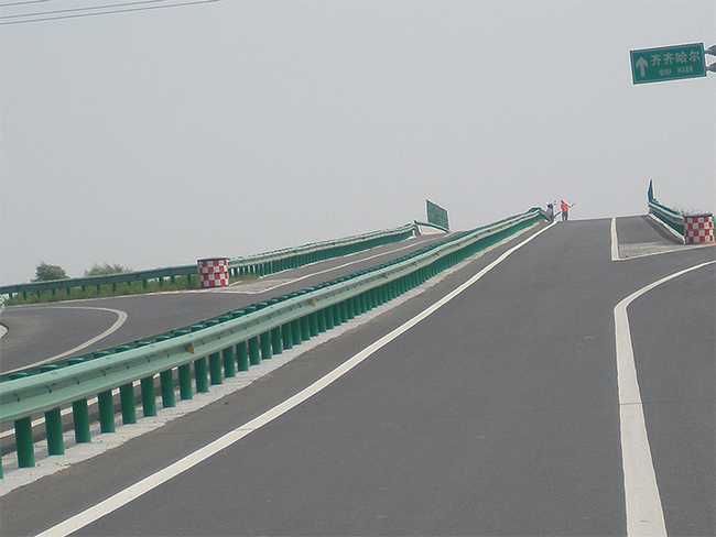 曲靖高速公路护栏的材质与规格